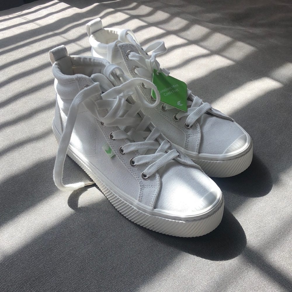 NWT cariuma white high tops